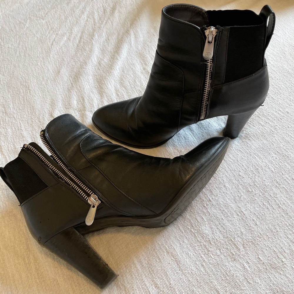 Black Leather Ankle Boot w Silver Zip
